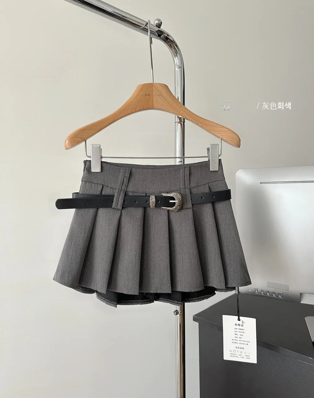 Queensays Low Rise Pleated Skirt with Belt Skater Skirt Women Teengirl Miniskirt e-girl Y2K Aesthetic 90s Spring Summer Outfit